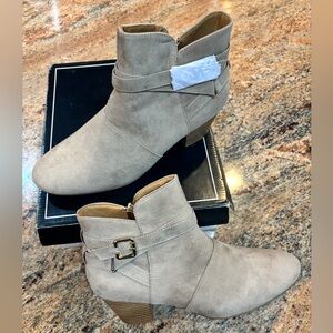 Qupid SCOUT-08 ankle bootie in the light taupe suede